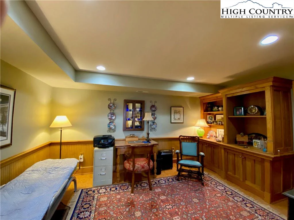 Image number 13 for the current listing