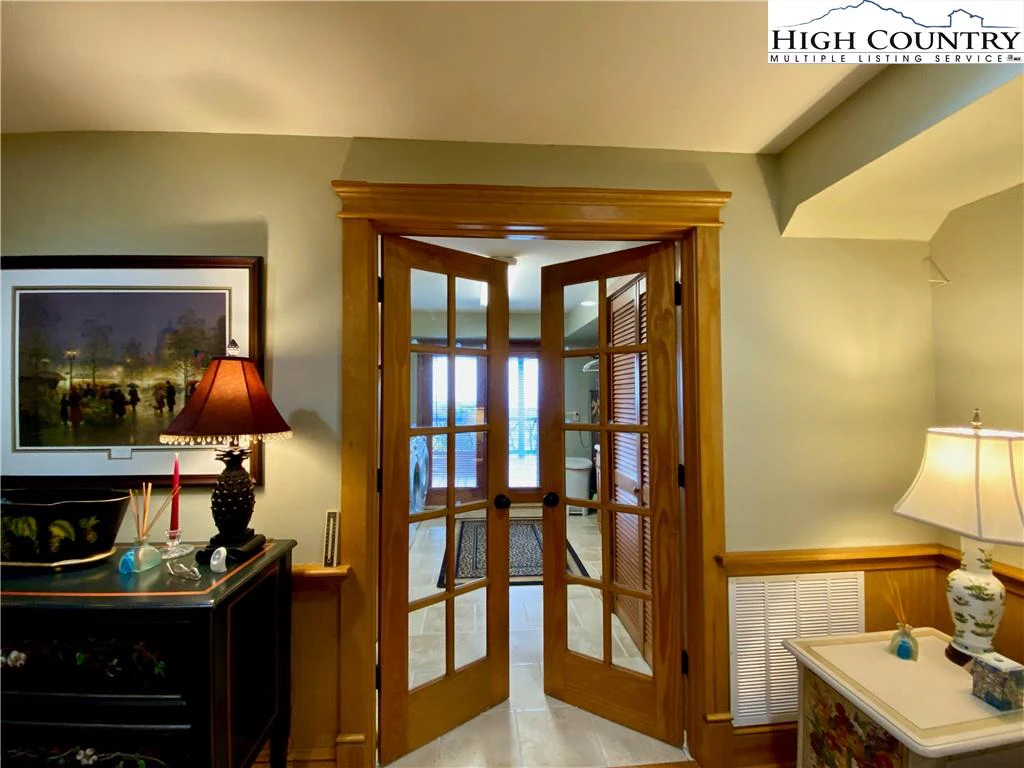 Image number 2 for the current listing