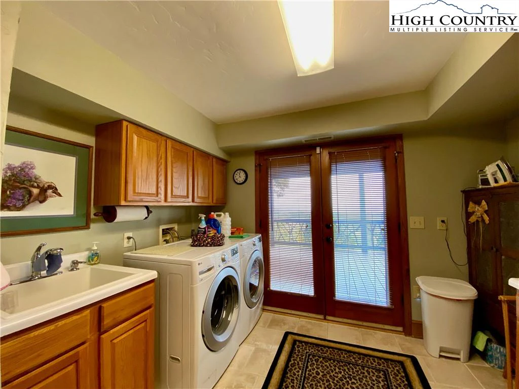Image number 15 for the current listing