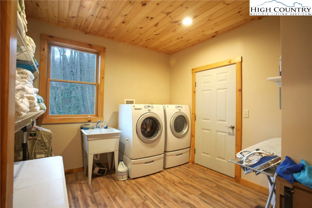 Image number 11 for the current listing