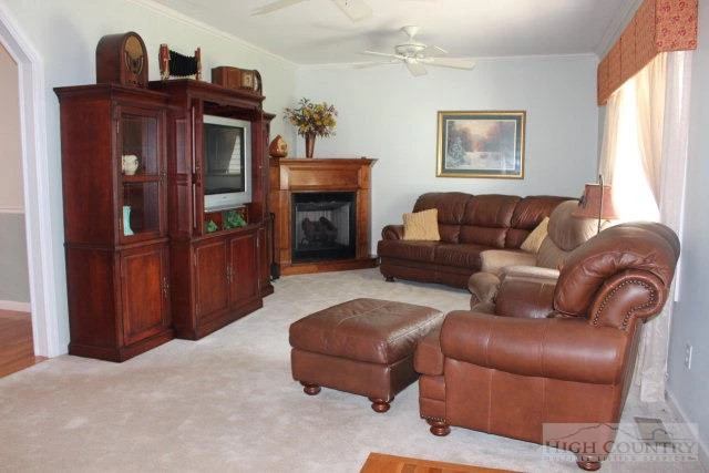 Image number 17 for the current listing