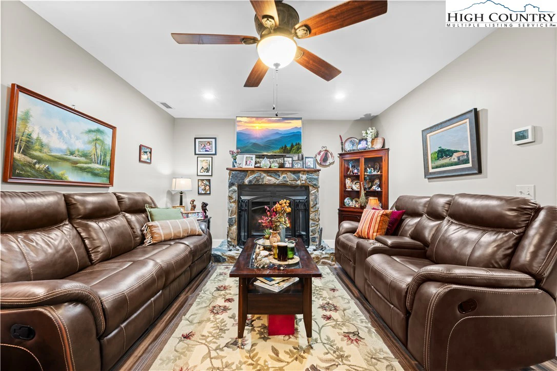 Image number 13 for the current listing