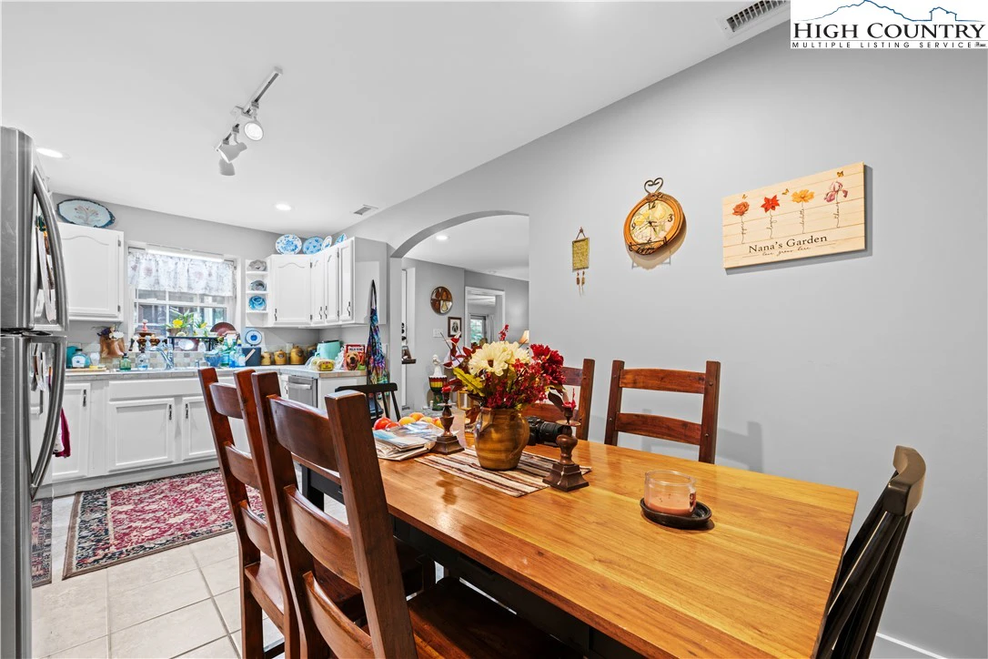 Image number 14 for the current listing