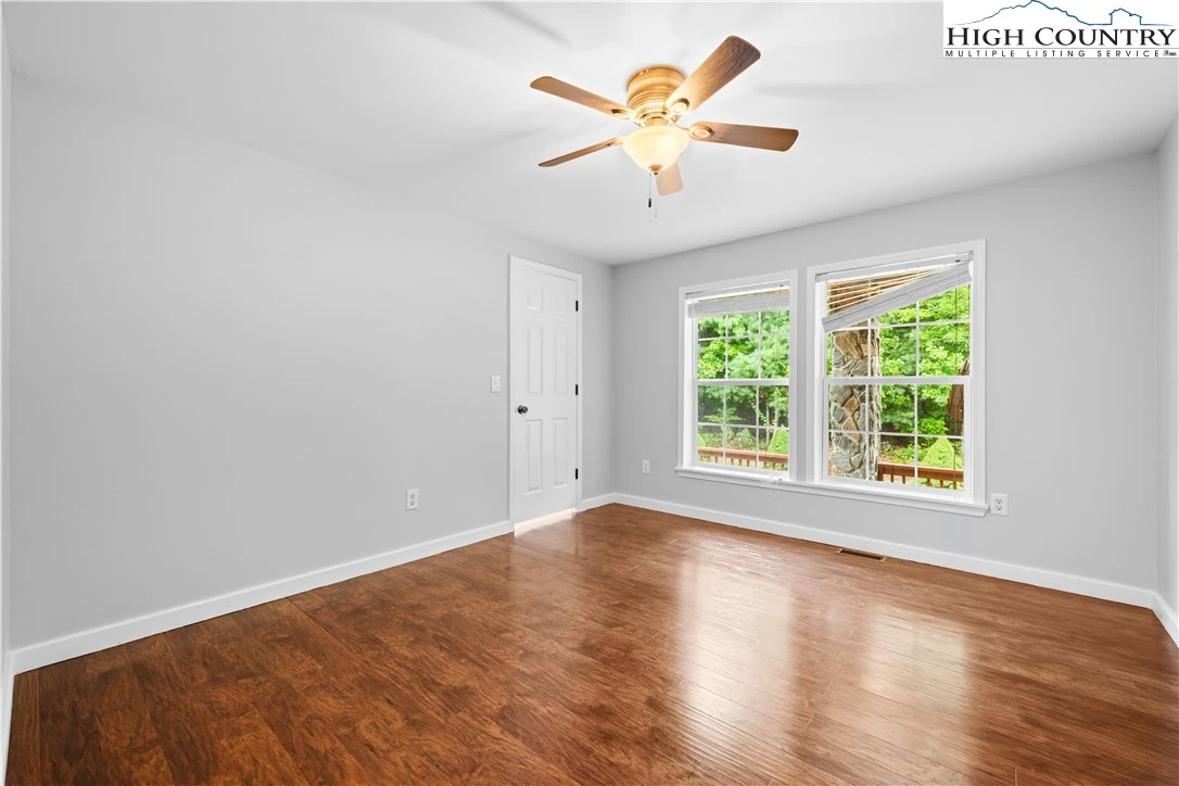Image number 4 for the current listing
