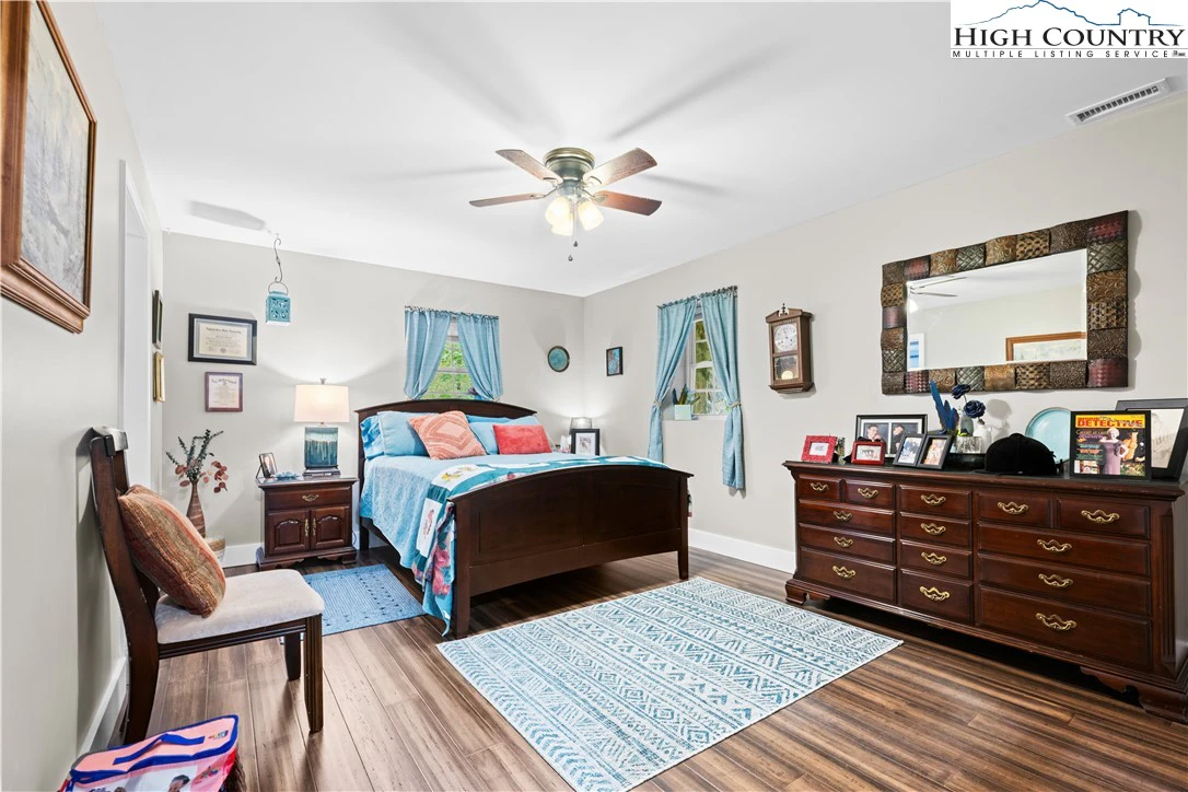 Image number 8 for the current listing