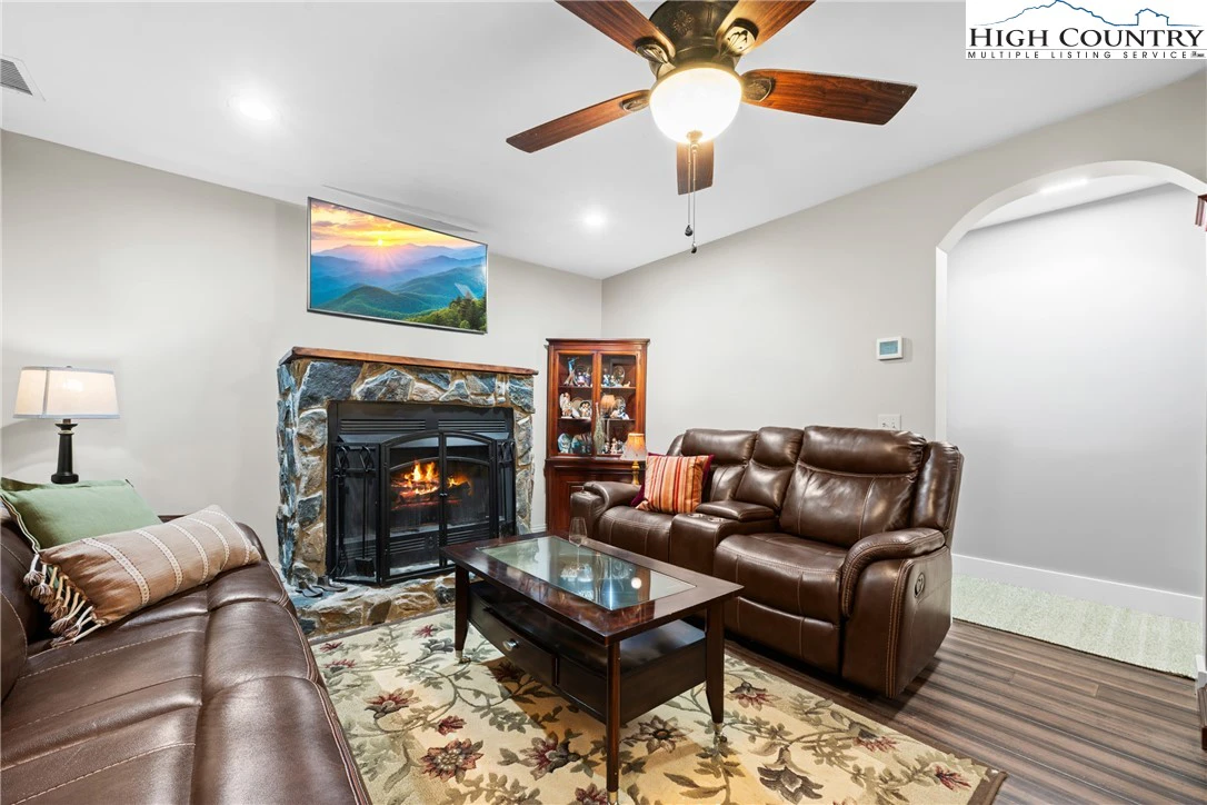 Image number 11 for the current listing