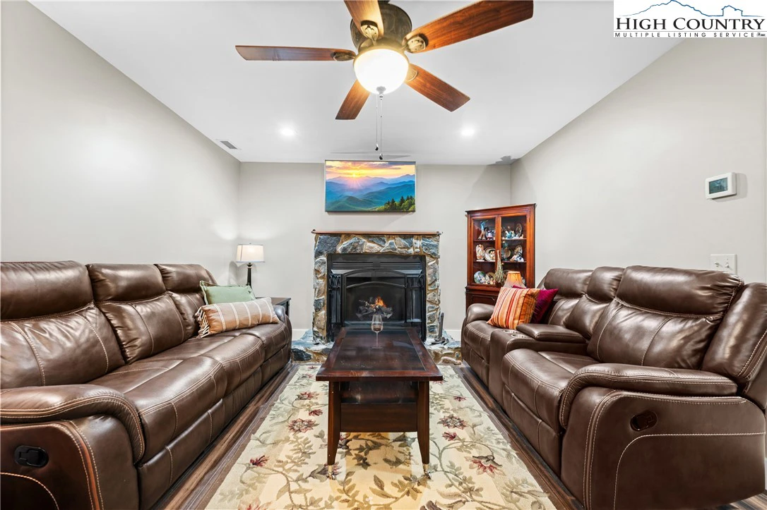 Image number 10 for the current listing
