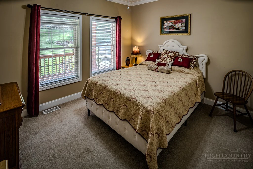 Image number 4 for the current listing