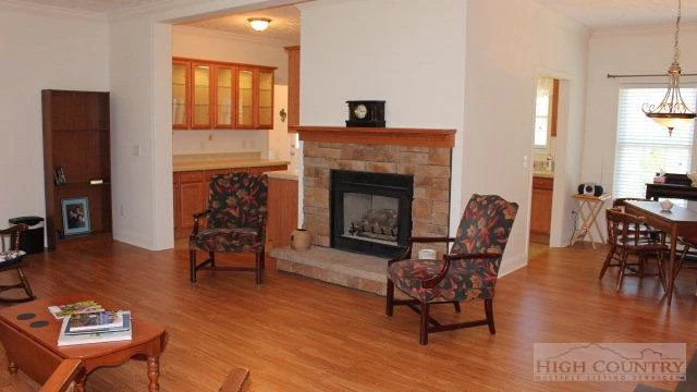 Image number 11 for the current listing