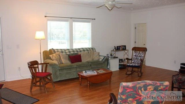 Image number 14 for the current listing
