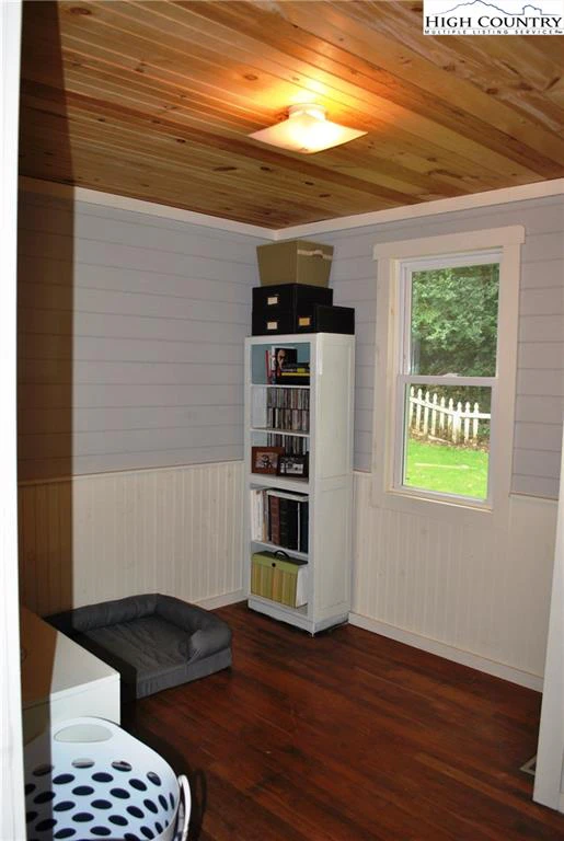 Image number 9 for the current listing