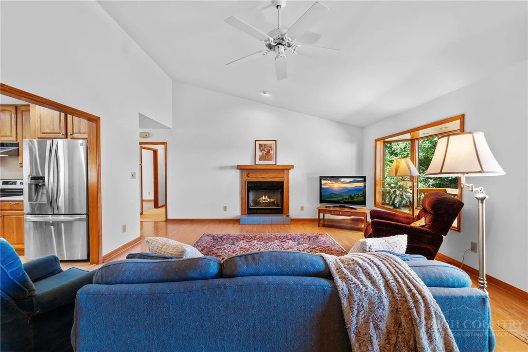 Image number 7 for the current listing