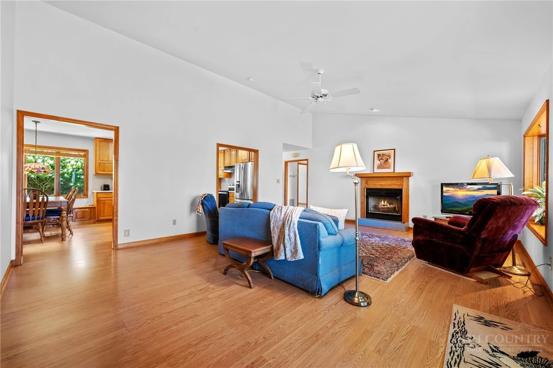 Image number 8 for the current listing