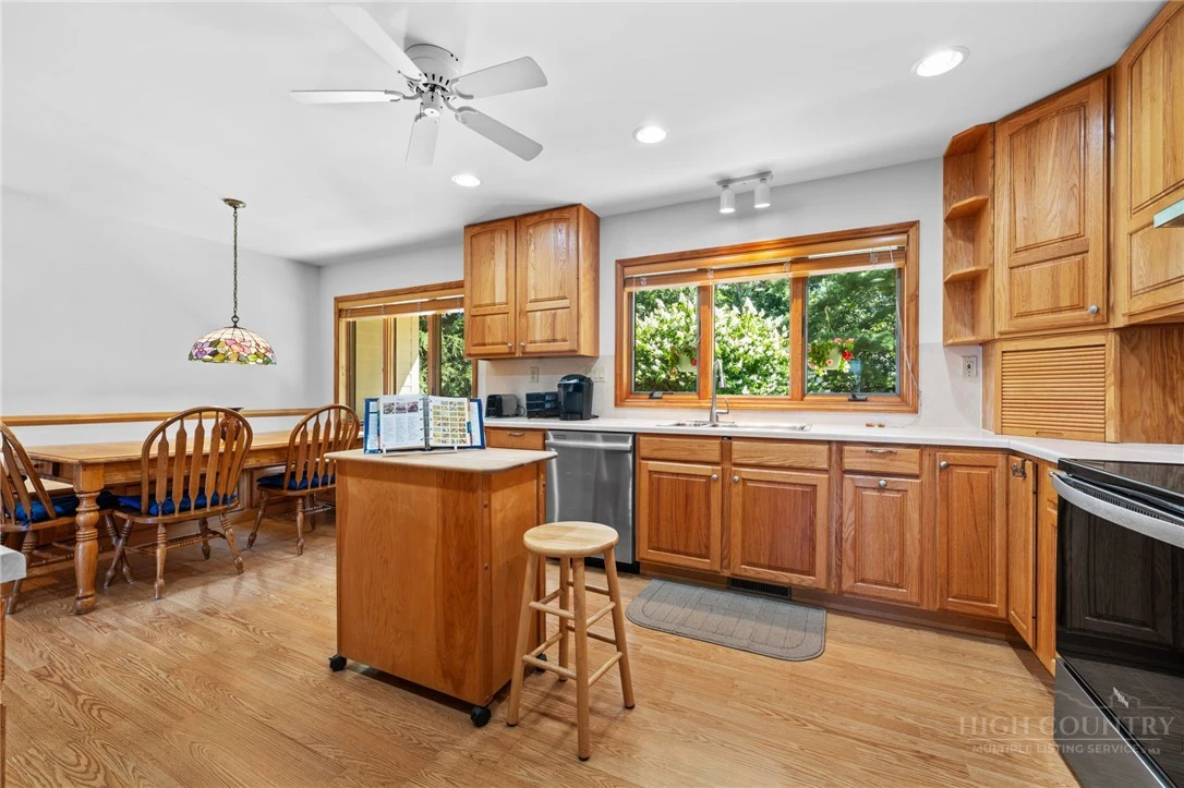 Image number 9 for the current listing