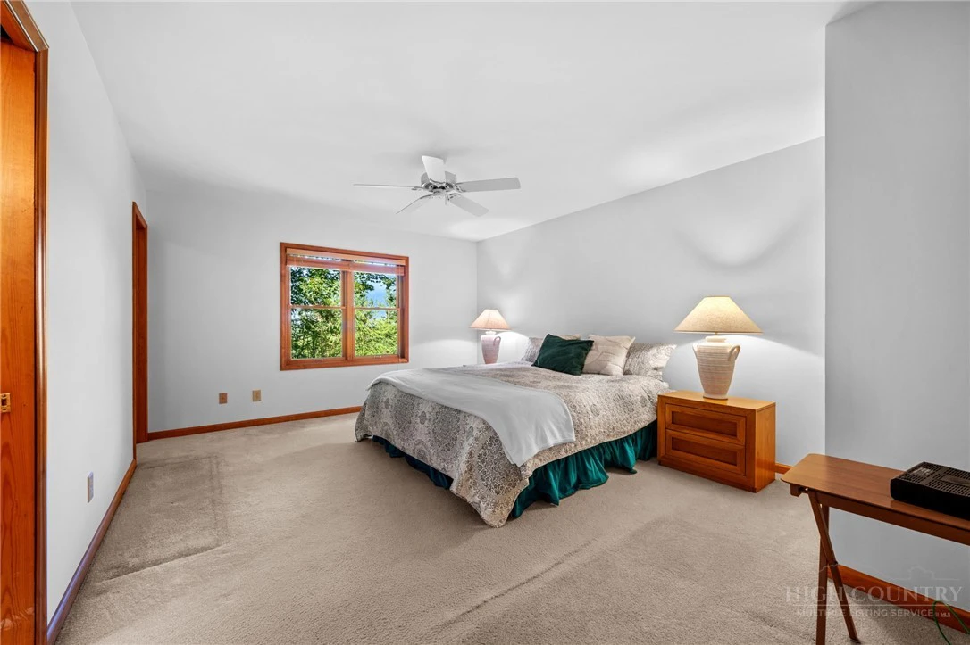 Image number 17 for the current listing