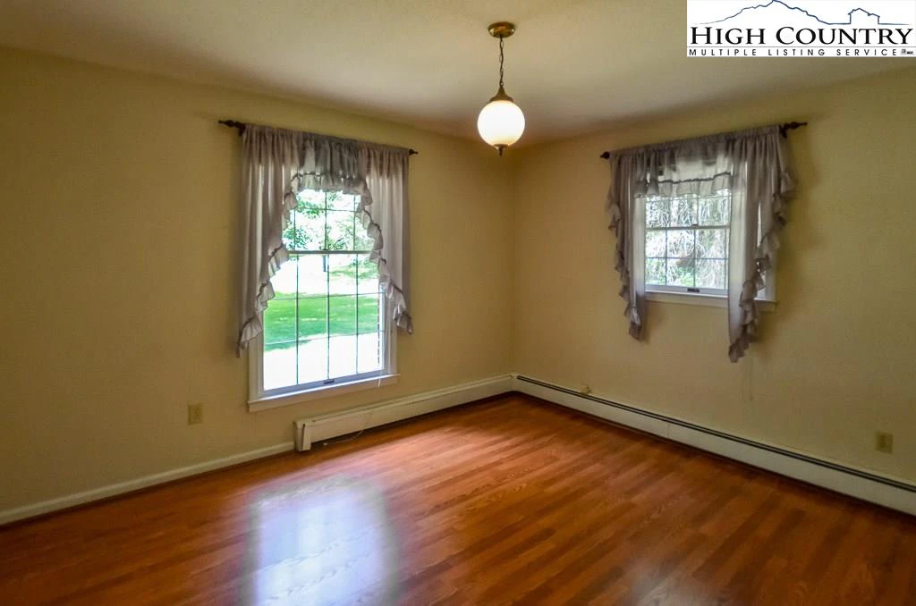 Image number 15 for the current listing