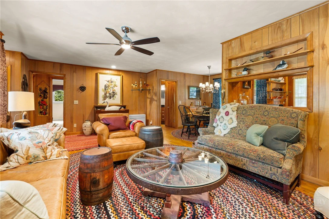 Image number 11 for the current listing