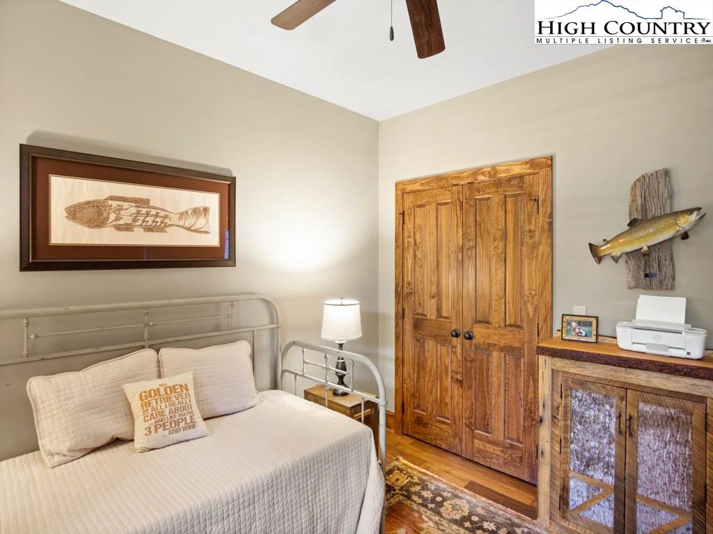 Image number 5 for the current listing