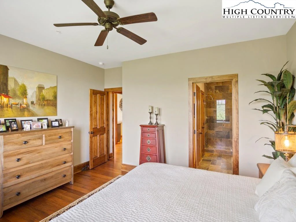 Image number 8 for the current listing