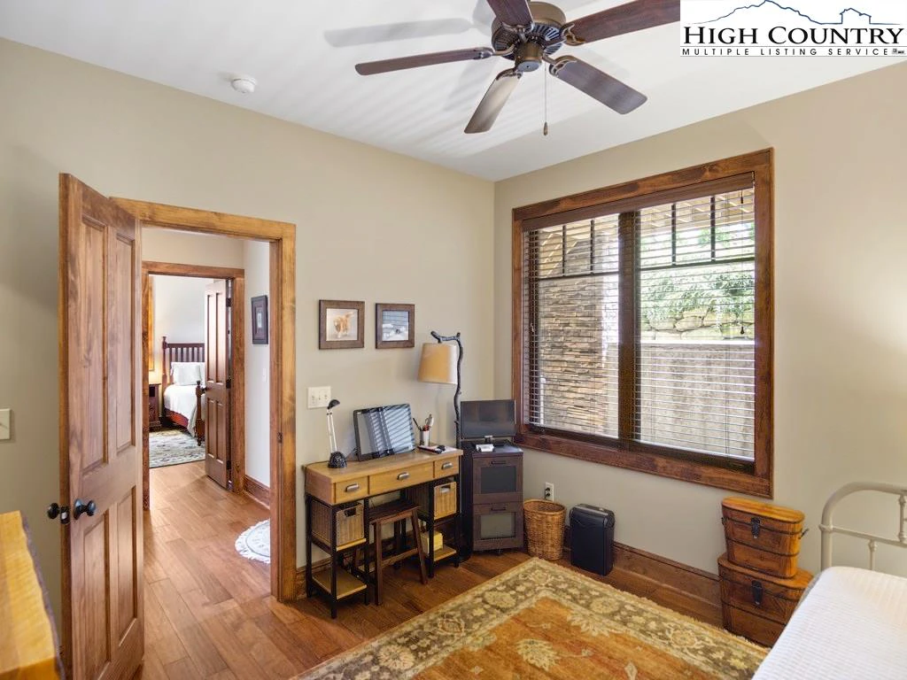 Image number 11 for the current listing