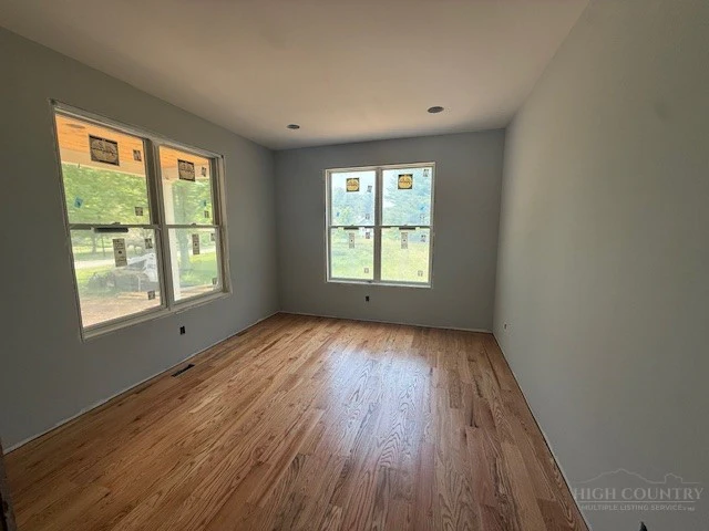 Image number 11 for the current listing