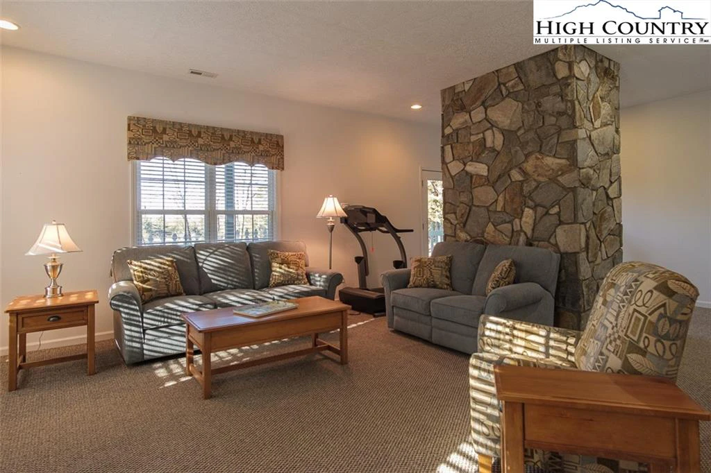 Image number 14 for the current listing