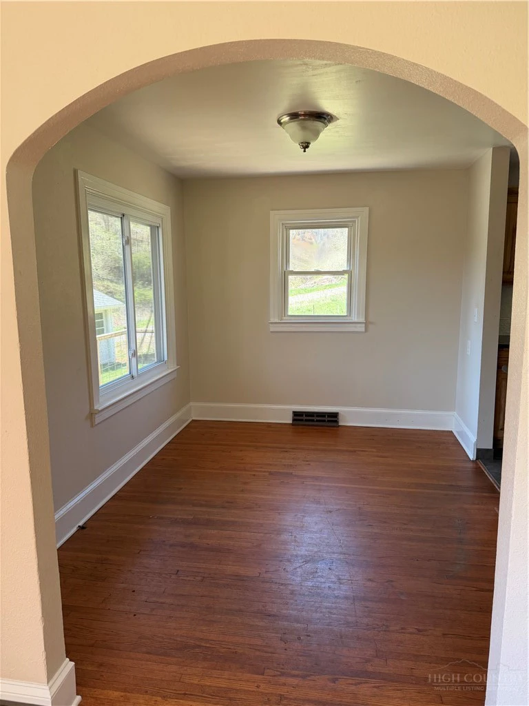 Image number 19 for the current listing