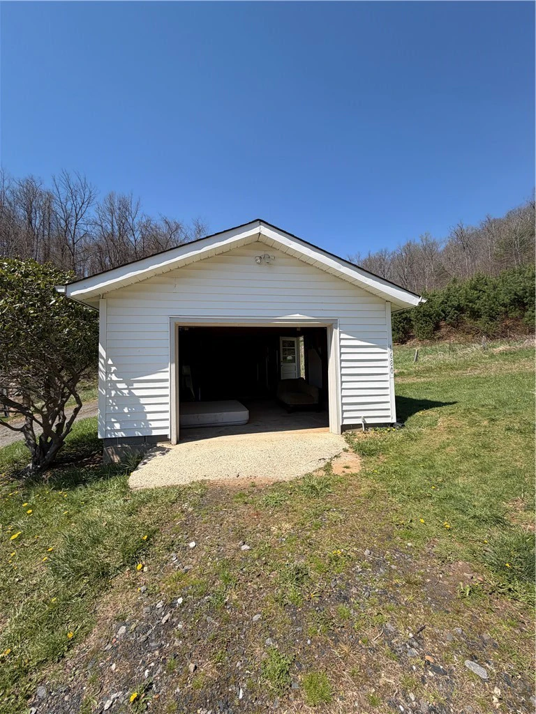 Image number 13 for the current listing