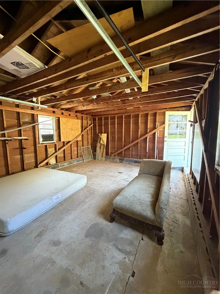 Image number 14 for the current listing