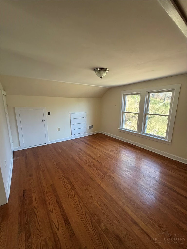 Image number 9 for the current listing