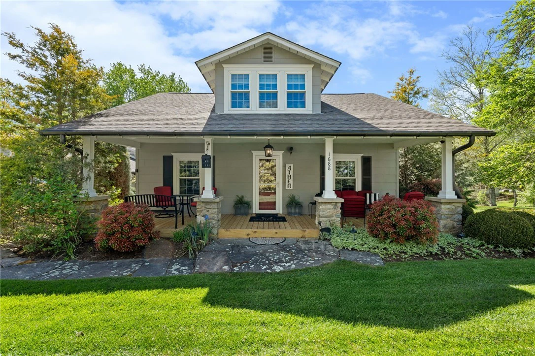 Image number 1 for the current listing