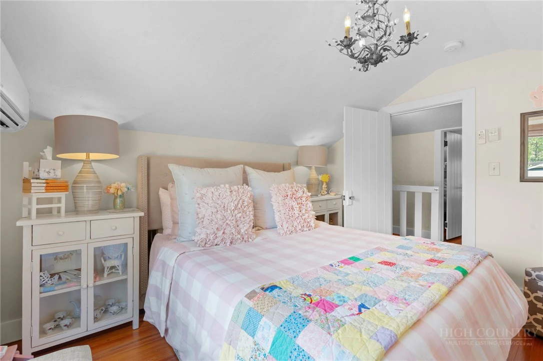 Image number 4 for the current listing