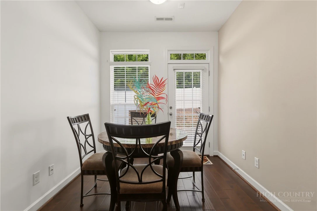 Image number 7 for the current listing