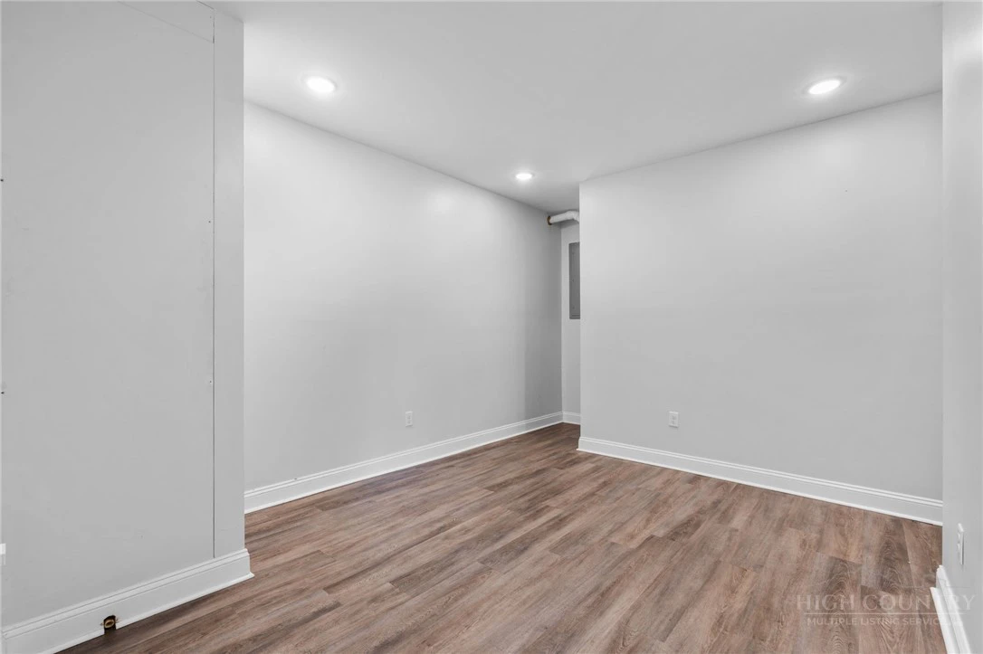 Image number 21 for the current listing
