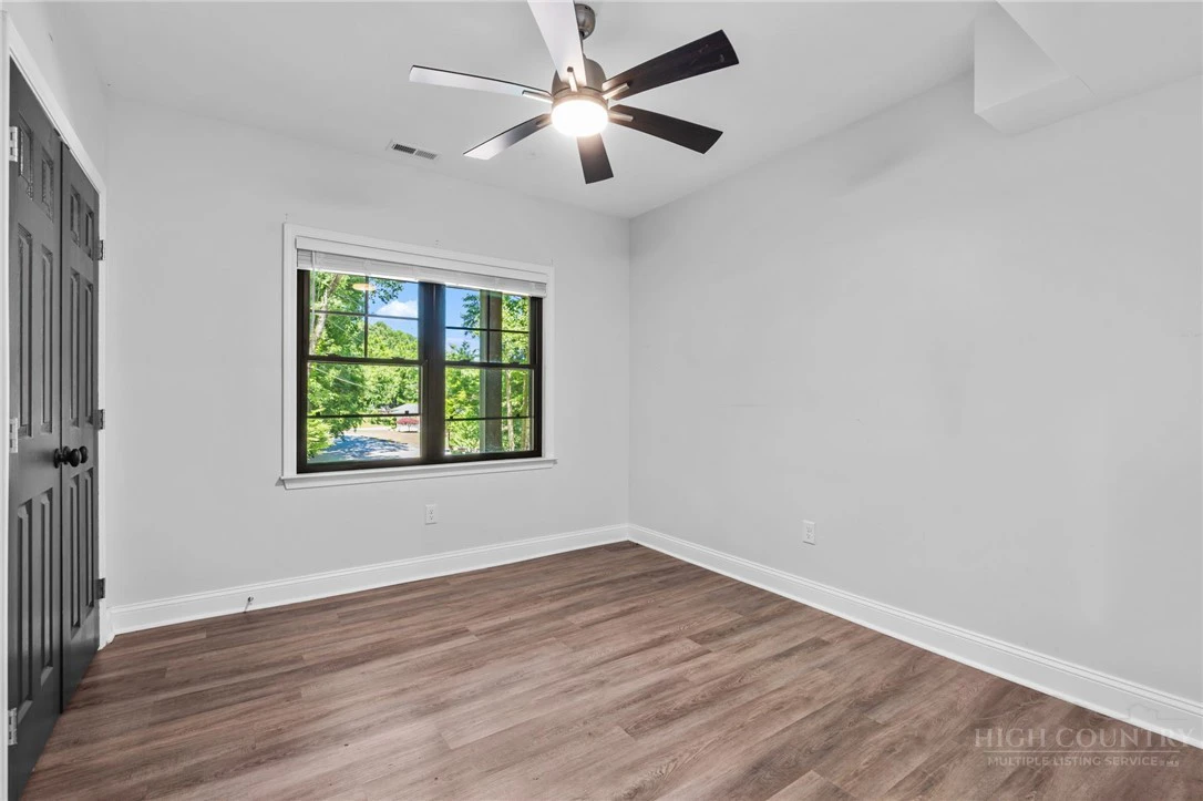 Image number 3 for the current listing