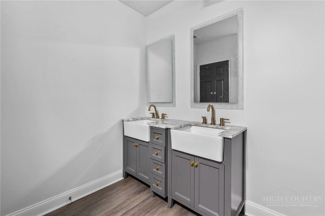 Image number 5 for the current listing
