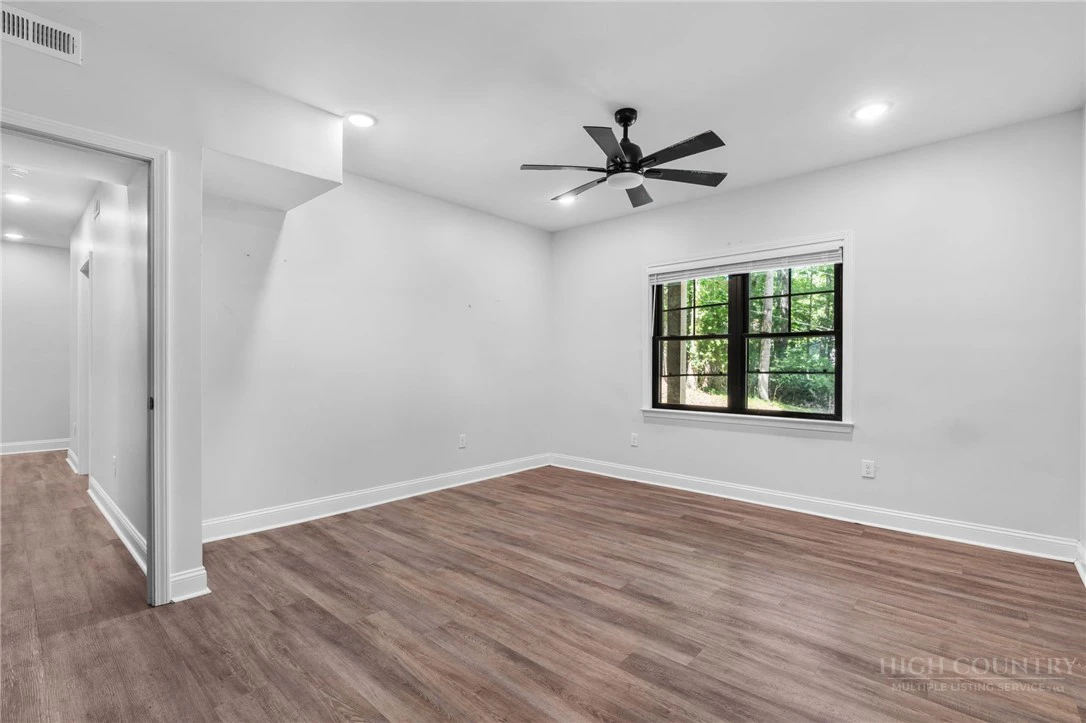 Image number 6 for the current listing