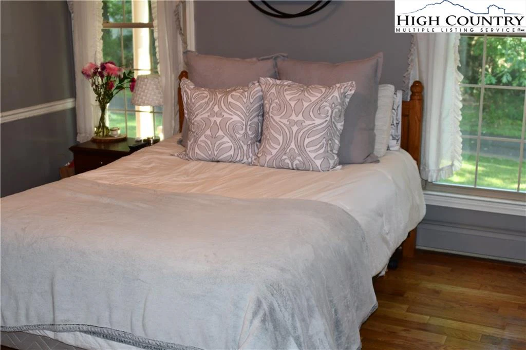 Image number 12 for the current listing