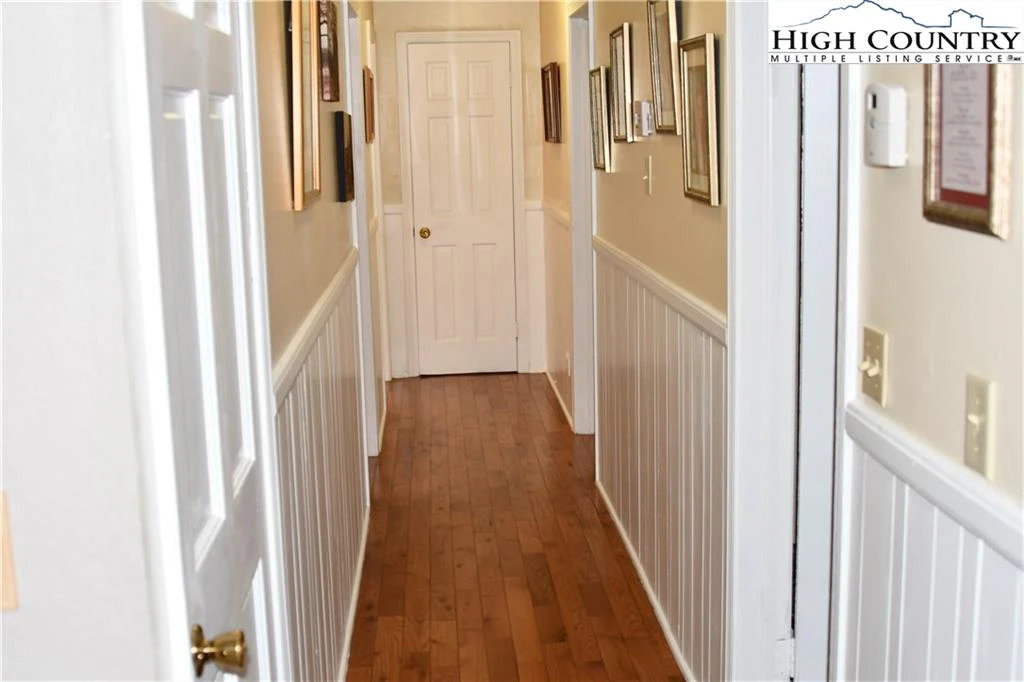 Image number 9 for the current listing