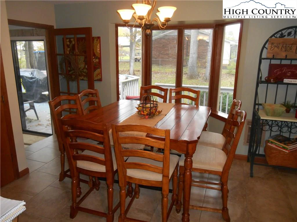Image number 17 for the current listing