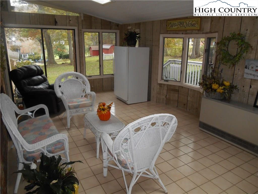 Image number 14 for the current listing