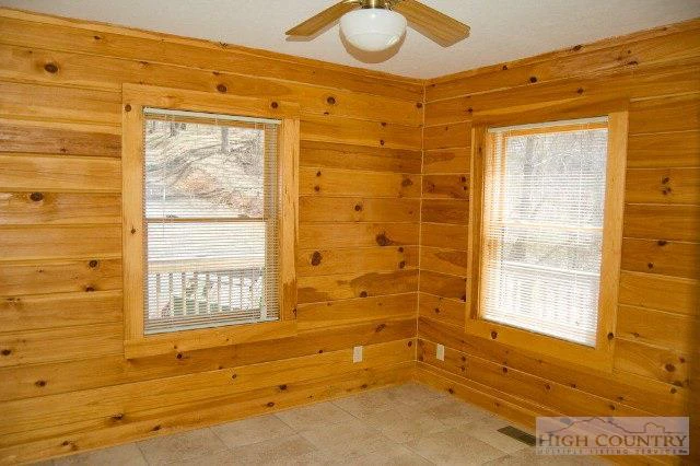 Image number 19 for the current listing