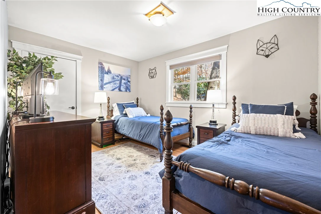 Image number 14 for the current listing