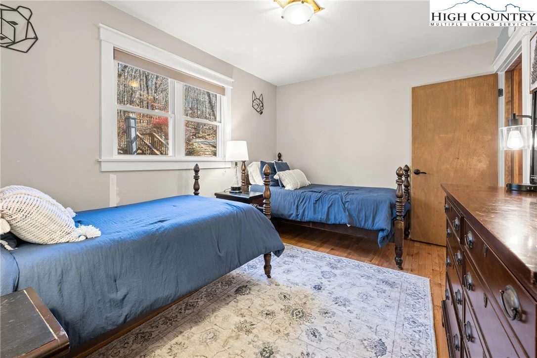 Image number 3 for the current listing