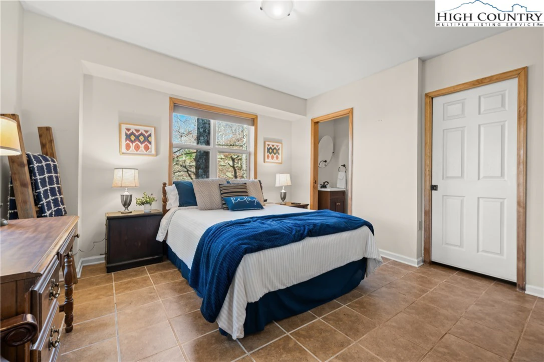 Image number 11 for the current listing