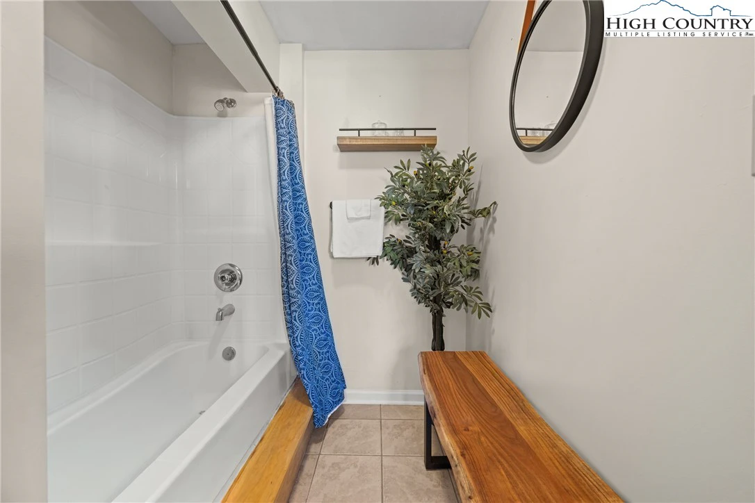 Image number 15 for the current listing