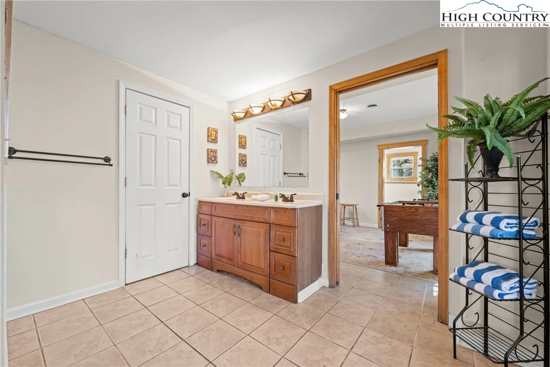 Image number 2 for the current listing