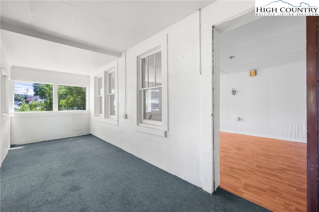 Image number 7 for the current listing