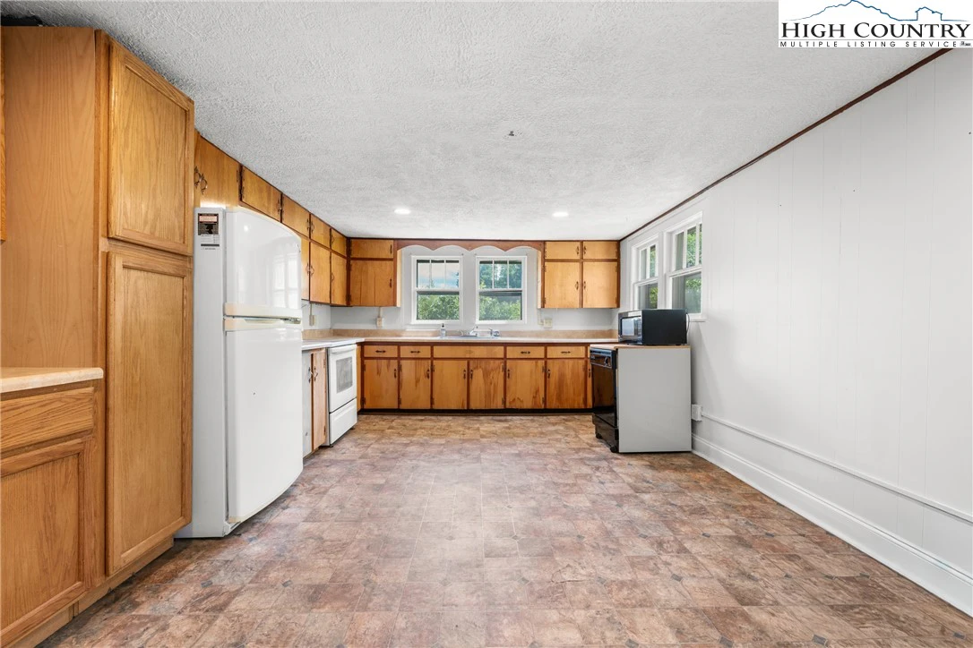 Image number 2 for the current listing