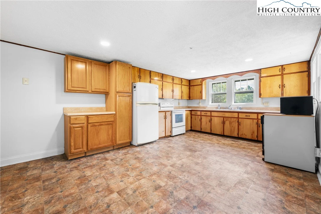 Image number 11 for the current listing